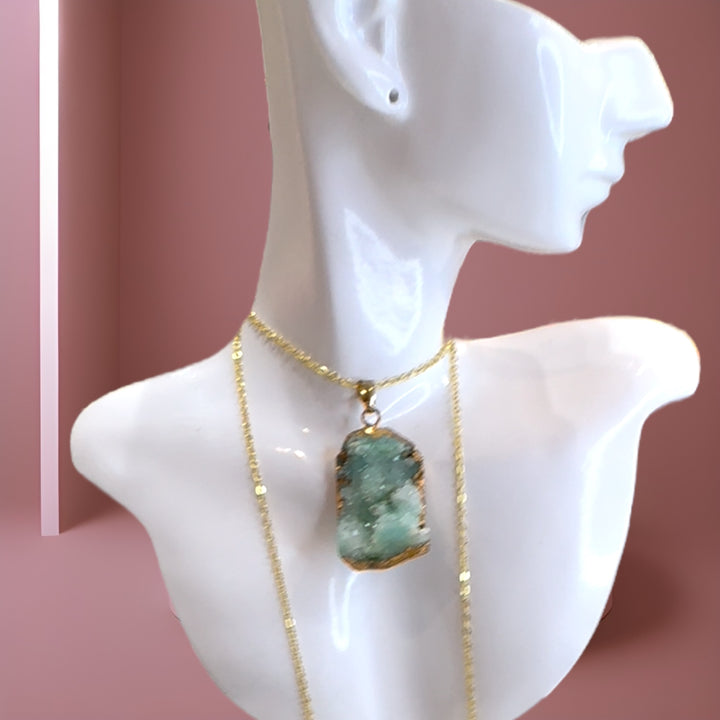 Exquisite chain necklace featuring a stunning semi-precious stone as the centerpiece